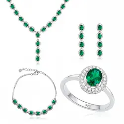 Conjunto Par de Brincos, Gargantilha e Pulseira e Anel de Prata com Cristais e Esmeraldas Totalizando 55,0 Cts.