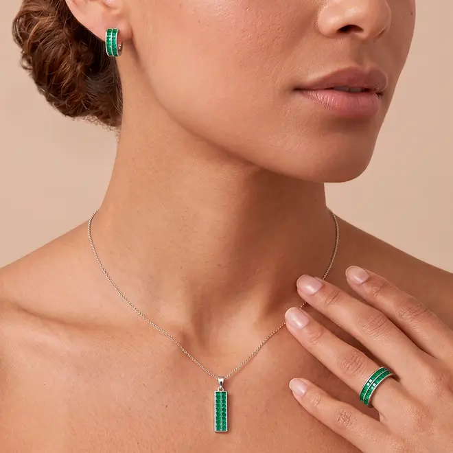 Conjunto Par de Brincos, Pingente e Meia Aliança de Prata com Esmeraldas.
