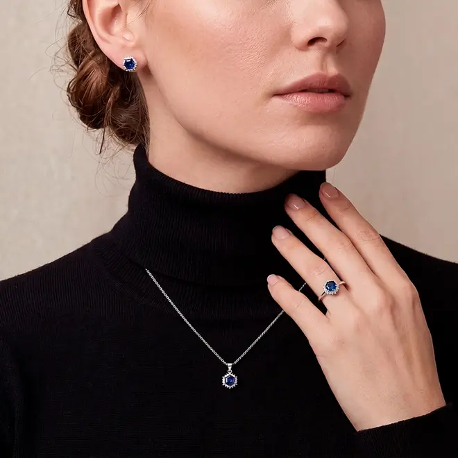 Conjunto Par de Brincos, Pingente e Anel de Prata com Safiras. 124464