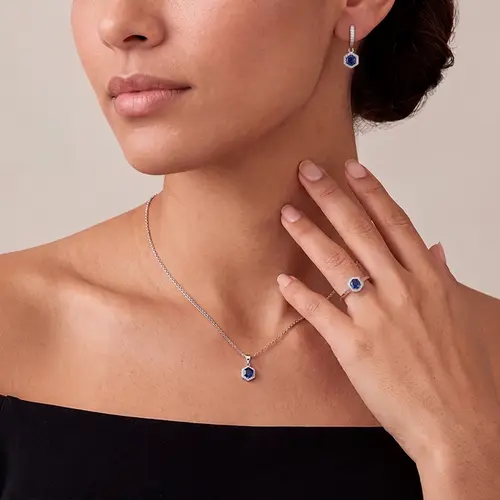 Conjunto Par de Brincos, Pingente e Anel de Prata com Safiras. 124465