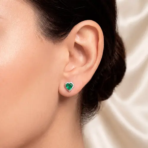 Par de Brincos Coração de Ouro Branco com Diamantes e Esmeraldas totalizando 1,0 Cts.