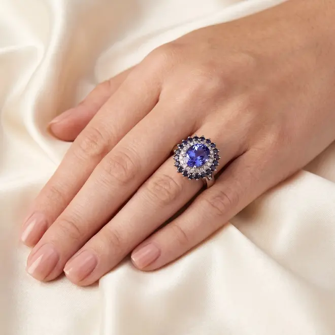 Anel de Ouro Branco com Diamantes, Safiras e Tanzanita de 3,66 Cts.