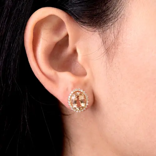 Par de Brincos em Ouro Amarelo com Diamantes e Morganitas totalizando 4,06 Cts.