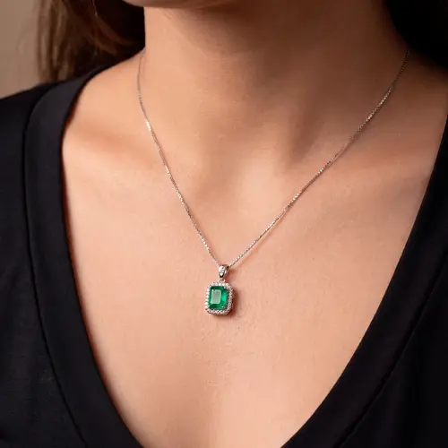 Pingente de Ouro Branco com Corrente Veneziana, Diamantes e Esmeralda Colombiana