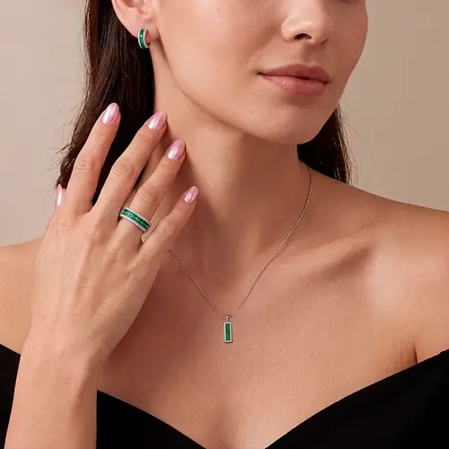 Conjunto Par de Brincos, Pingente e Anel de Prata com Esmeraldas. 124550