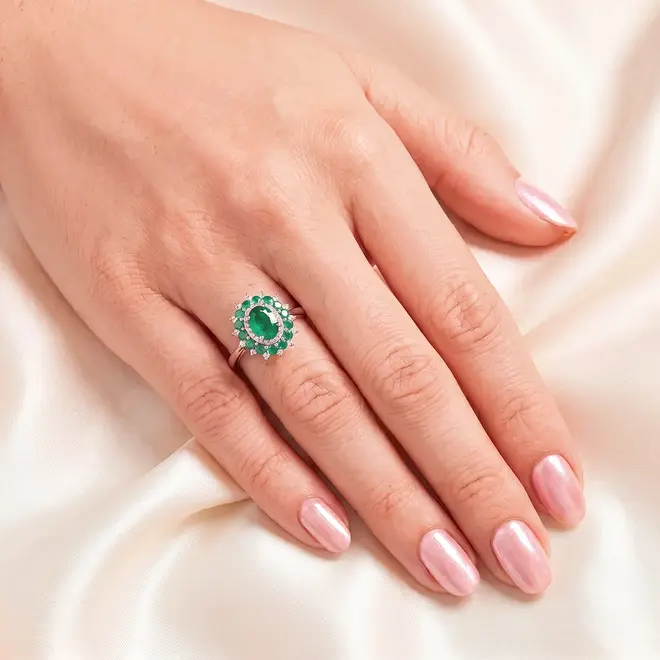 Anel de Prata com 42 Diamantes e Esmeraldas