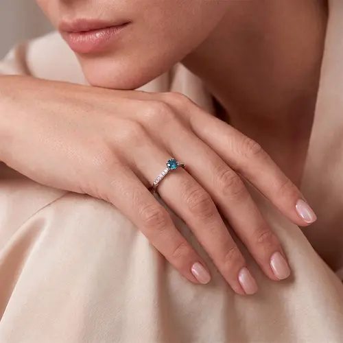 Anel Solitário de Ouro Branco com Diamantes Laterais e Diamante Azul Central 124548