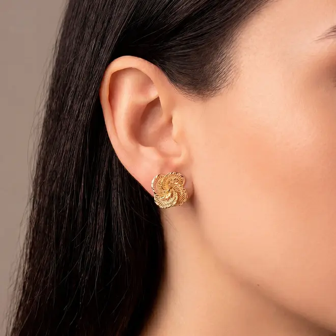 Par de Brincos Flor Vazada de Ouro Amarelo