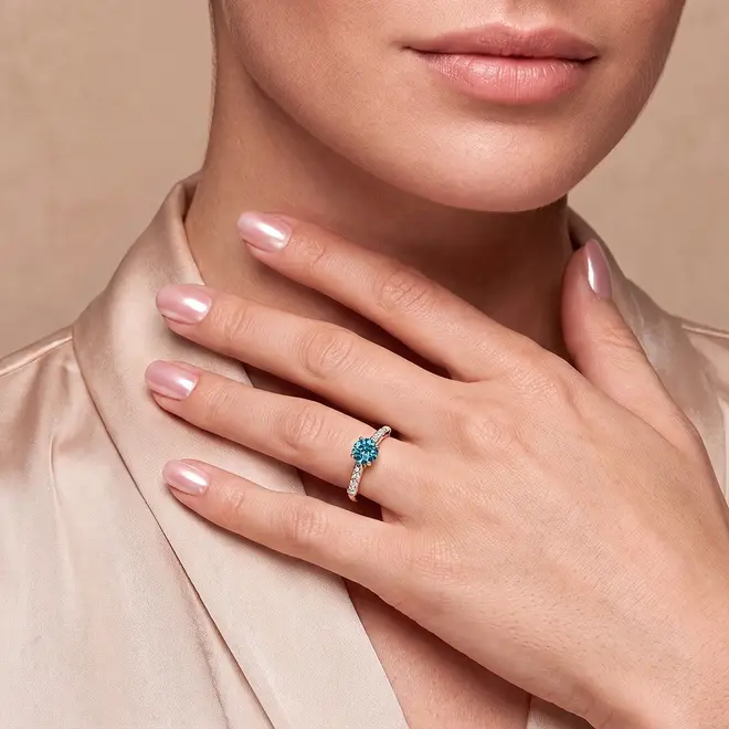 Anel Solitário de Ouro Amarelo com Diamantes Laterais e Diamante Azul Central 124549