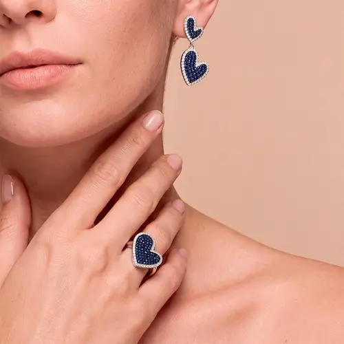Conjunto Par de Brincos e Anel Coração de Prata com Diamantes de Laboratório e Safiras.
