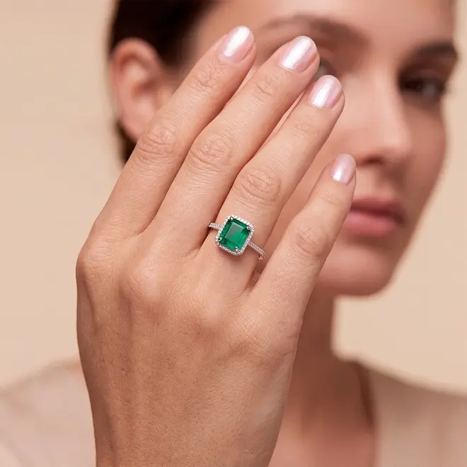 Anel de Prata com 54 Diamantes e Esmeralda.
