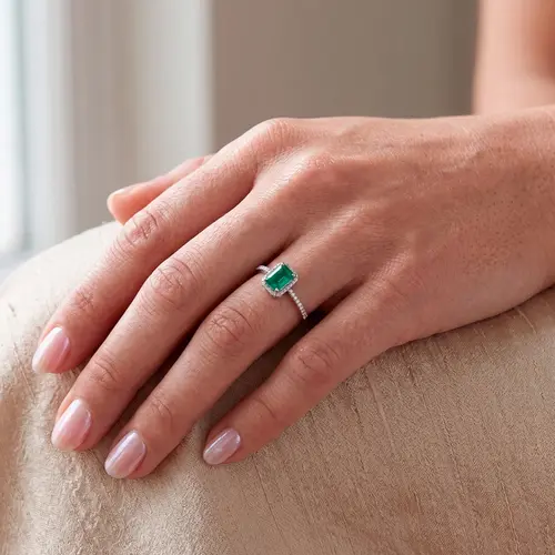 Anel de Prata com Diamantes e Esmeralda. 124741