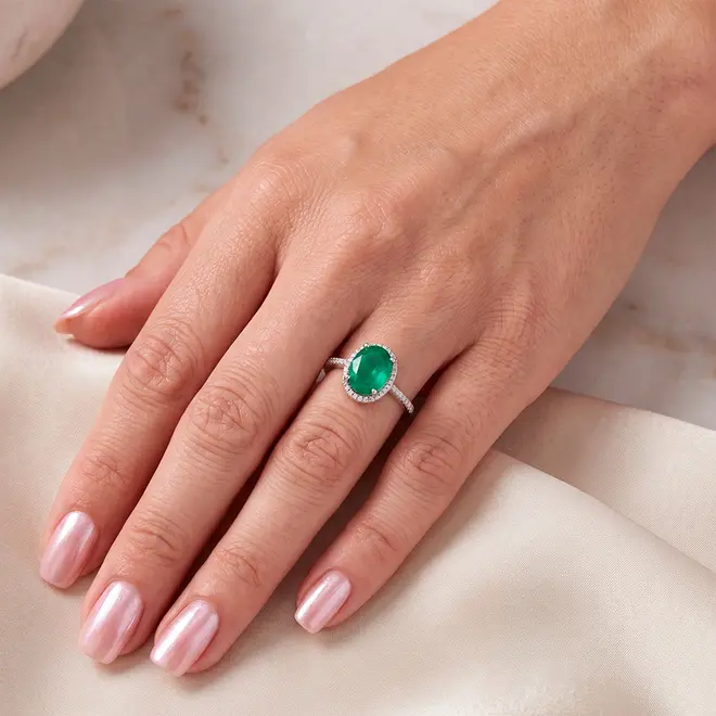 Anel de Prata com Diamantes e Esmeralda. 124755
