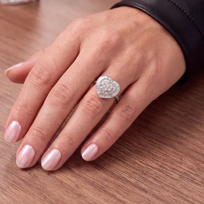 Anel Coração de Ouro Branco com Diamantes totalizando 43 pts.