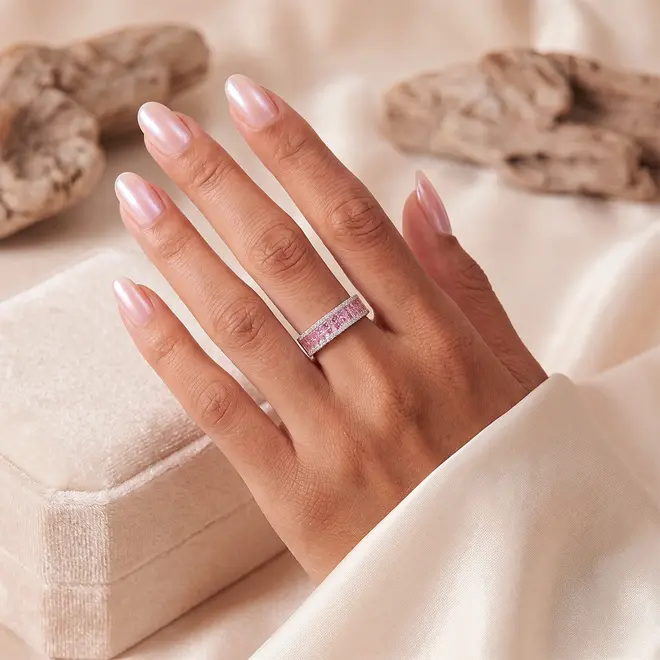 Meia Aliança de Prata com Diamantes e Safiras Rosas.