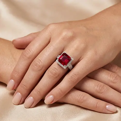 Anel de Ouro Branco 18K com Diamantes e Rubi