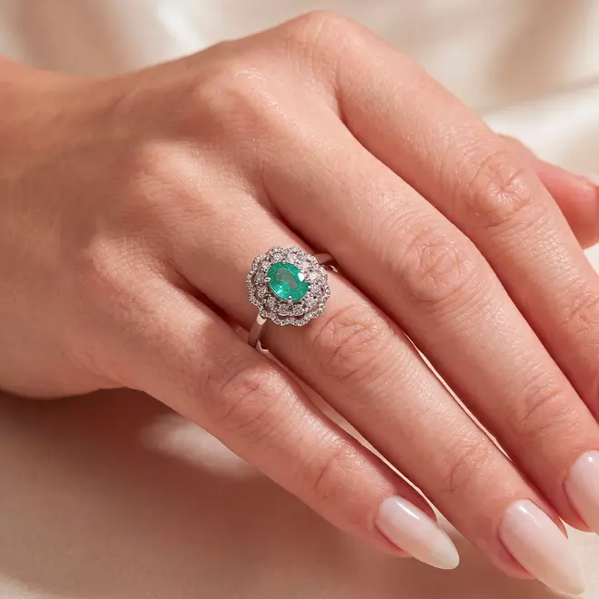 Anel de Prata com Diamantes, Esmeralda.
