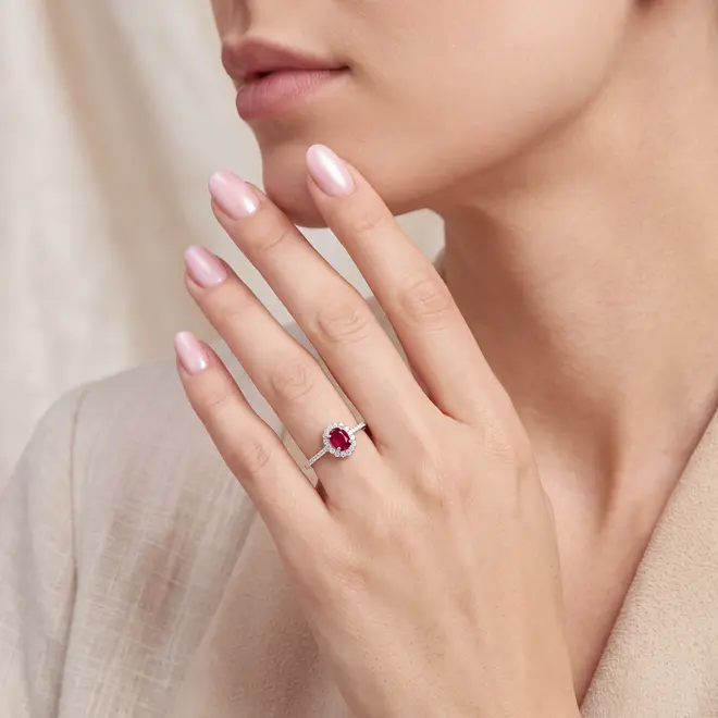 Anel de Prata com Diamantes e Rubi. 124848