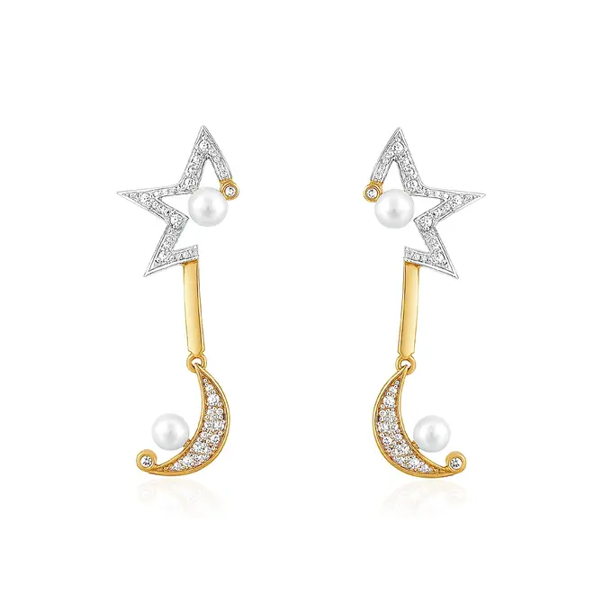 Par de Brincos Trabalhado com Diamantes e Pérola de Ouro Amarelo.