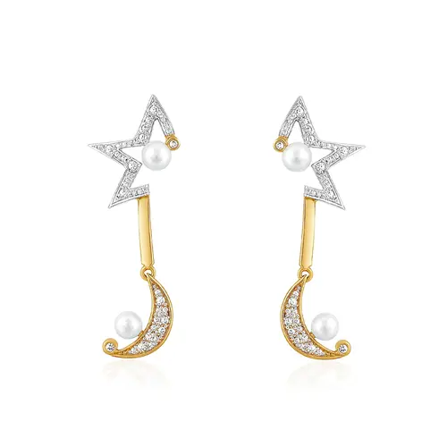 Par de Brincos Trabalhado com Diamantes e Pérola de Ouro Amarelo.