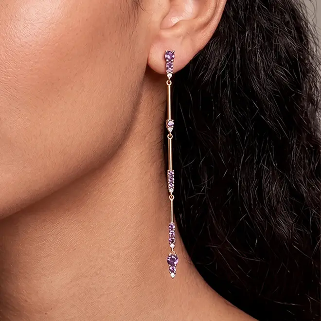 Par de Brincos Trabalhado com Diamantes e Tanzanitas de Ouro Amarelo.