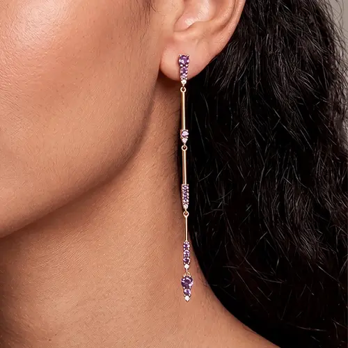 Par de Brincos Trabalhado com Diamantes e Tanzanitas de Ouro Amarelo.