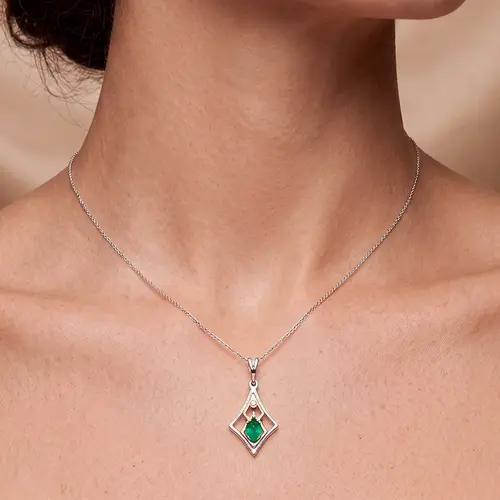 Pingente Ouro Duas Cores com Diamante e Esmeralda.