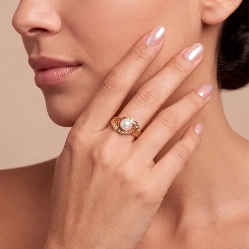 Anel Trabalhado de Ouro Amarelo com 10 Diamantes e Pérola