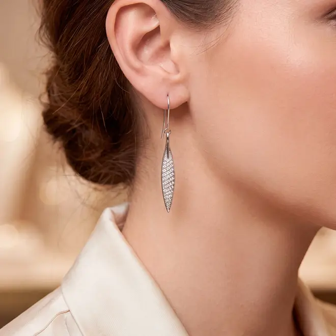 Par de Brincos Trabalhado Ouro Branco 18K com Diamantes