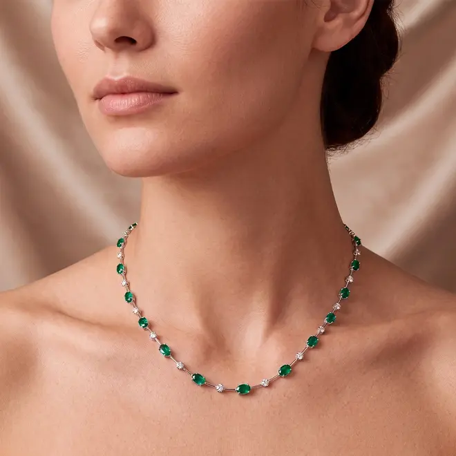 Colar Riviera de Ouro Branco 18K com Esmeraldas e Diamantes