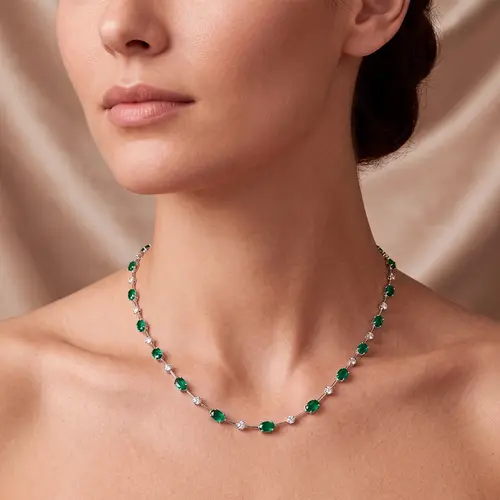Colar Riviera de Ouro Branco 18K com Esmeraldas e Diamantes