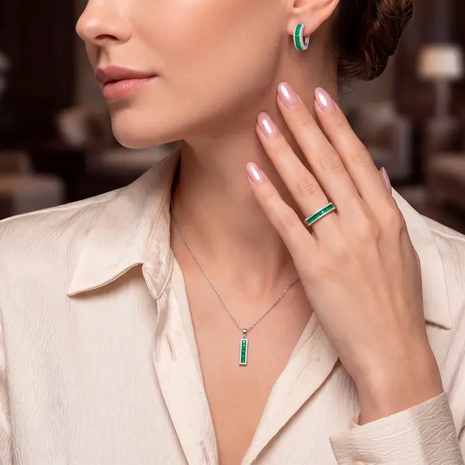 Conjunto Par de Brincos, Pingente e Anel de Prata com Diamantes e Esmeraldas.