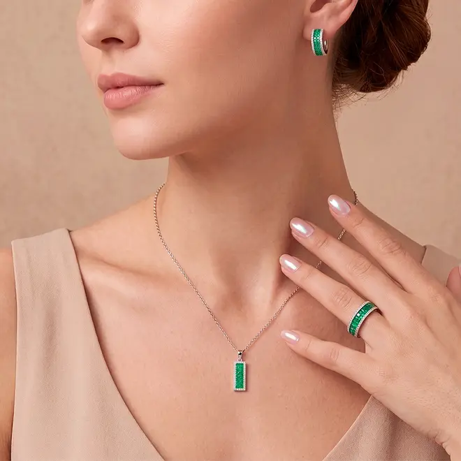 Conjunto Par de Brincos, Pingente e Anel de Prata com Diamantes e Esmeraldas. 124914