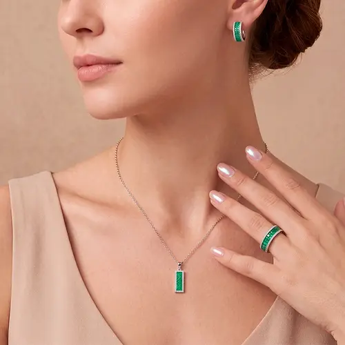 Conjunto Par de Brincos, Pingente e Anel de Prata com Diamantes e Esmeraldas. 124914
