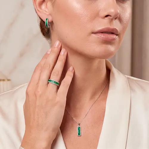 Conjunto Par de Brincos, Pingente e Anel de Prata com Diamantes e Esmeraldas. 124915