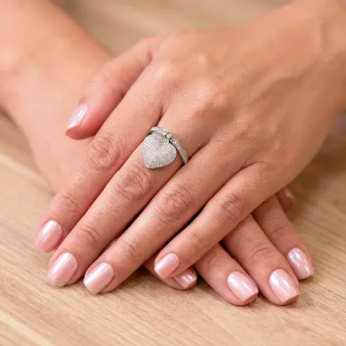 Anel Ouro Branco 18K com berloque Coração e Diamantes