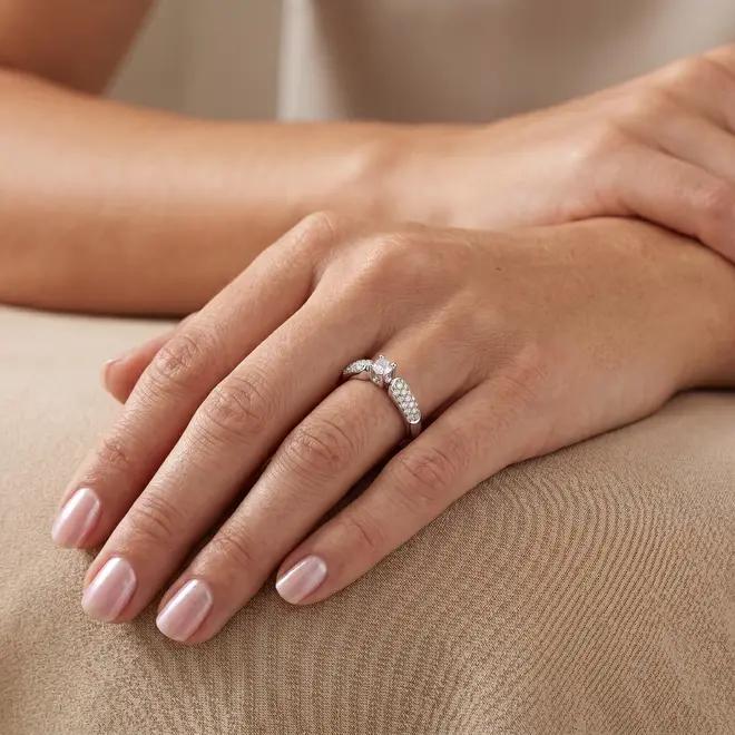Anel de Ouro Branco 18K com Diamante Central e Diamantes