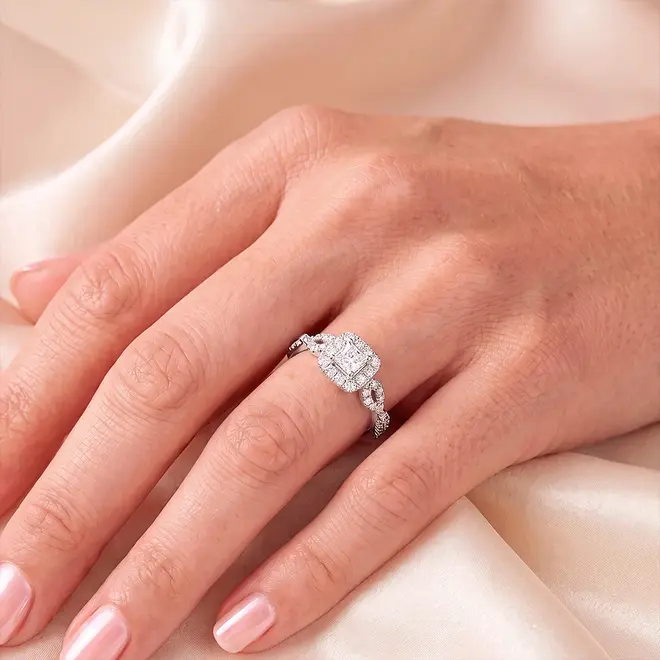 Anel de Ouro Branco 18K com Diamantes