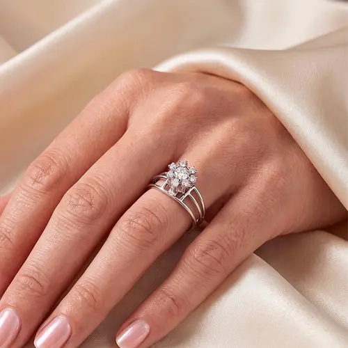 Anel de Ouro Branco 18K com Diamantes 124939