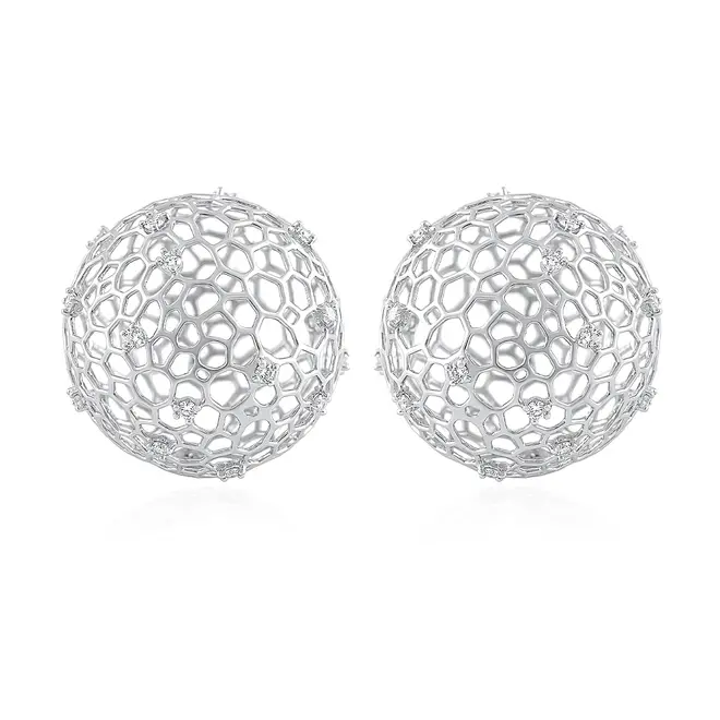 Par de Brincos de Ouro Branco com Esferas Vazadas e 44 Diamantes