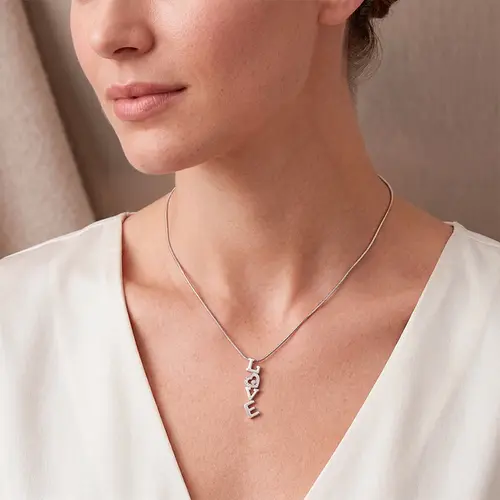Corrente e Pingente Love de Ouro Branco com Diamantes
