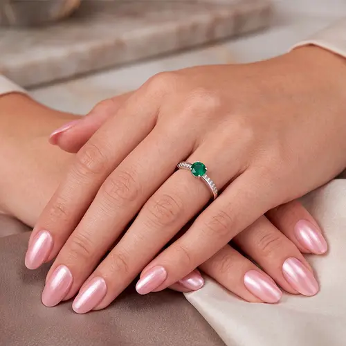 Anel Solitário de Ouro Branco com Diamantes e Esmeralda de 77 pts.