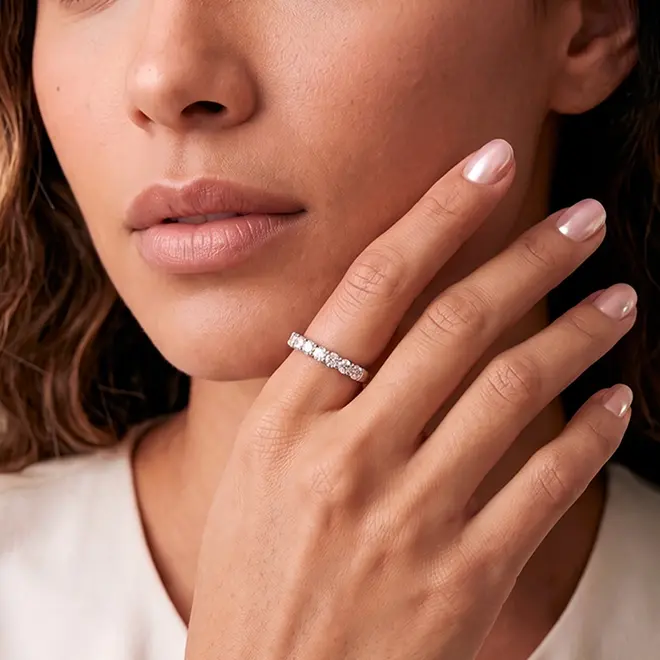 Meia Aliança de Ouro Branco com 8 Diamantes totalizando 50 Pts.
