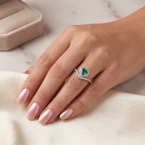 Anel de Ouro Branco com 42 Diamantes e Esmeralda de 60 Pts. 124664