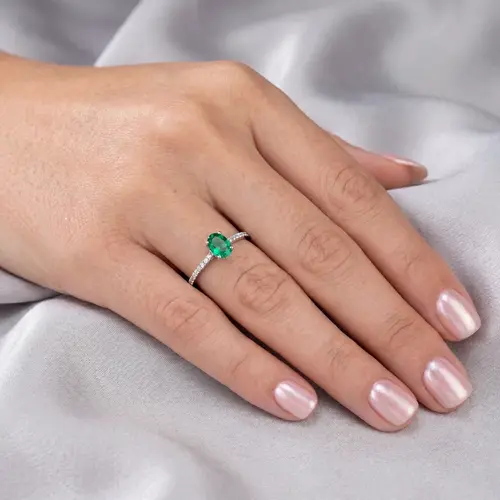 Anel de Ouro Branco com 16 Diamantes e Esmeralda de 48 Pts.