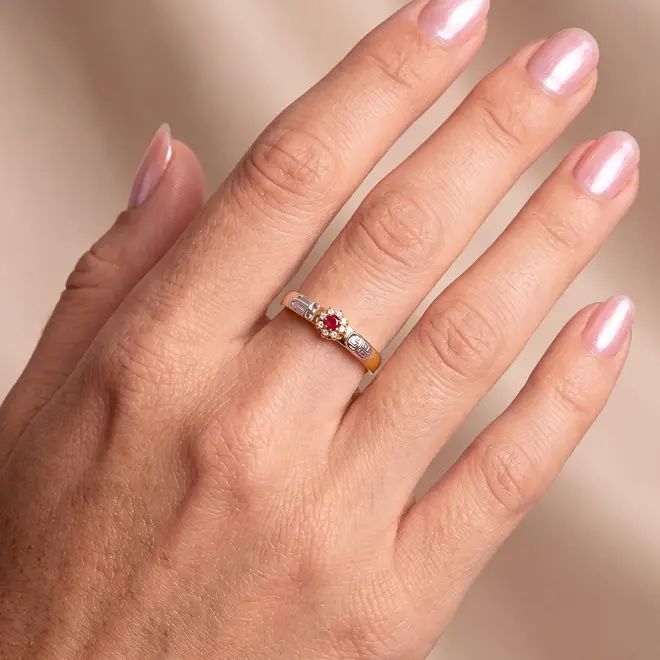 Anel Formatura de Ouro Amarelo 18K com Rubi e Diamantes