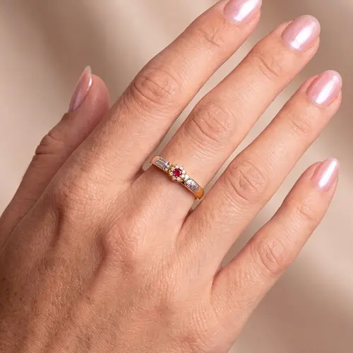 Anel Formatura de Ouro Amarelo 18K com Rubi e Diamantes