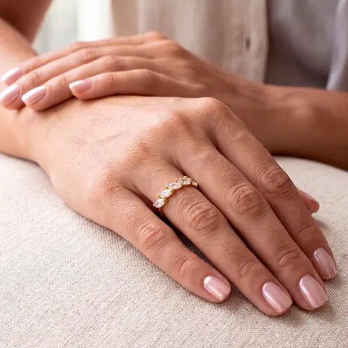 Meia Aliança em Ouro Amarelo 18K com Zircônias