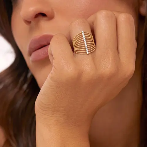 Anel Vazado em Ouro Amarelo 18K com Diamantes