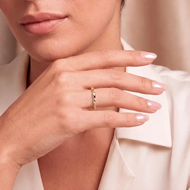 Meia Aliança Trabalhada em Ouro Amarelo 18K com Diamantes